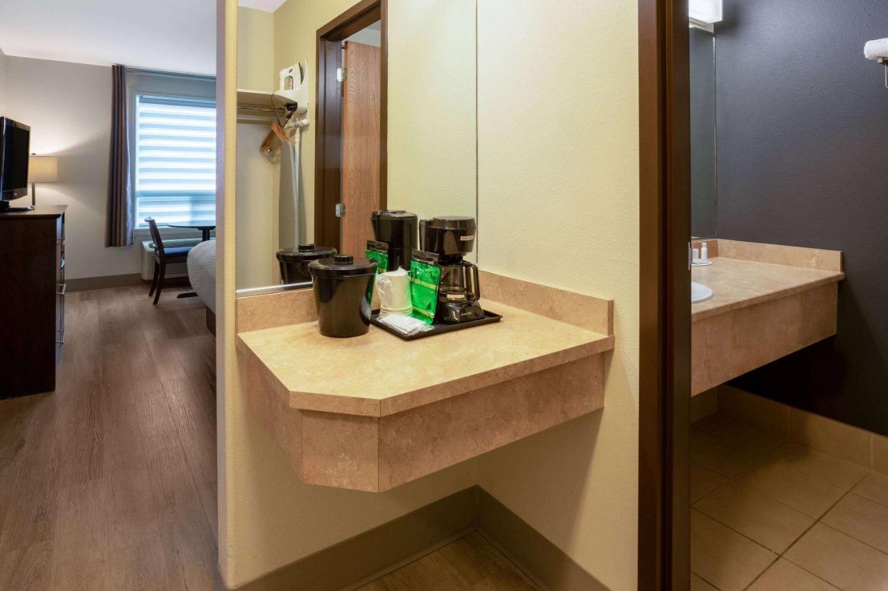 Super 8 By Wyndham Quebec City Luaran gambar